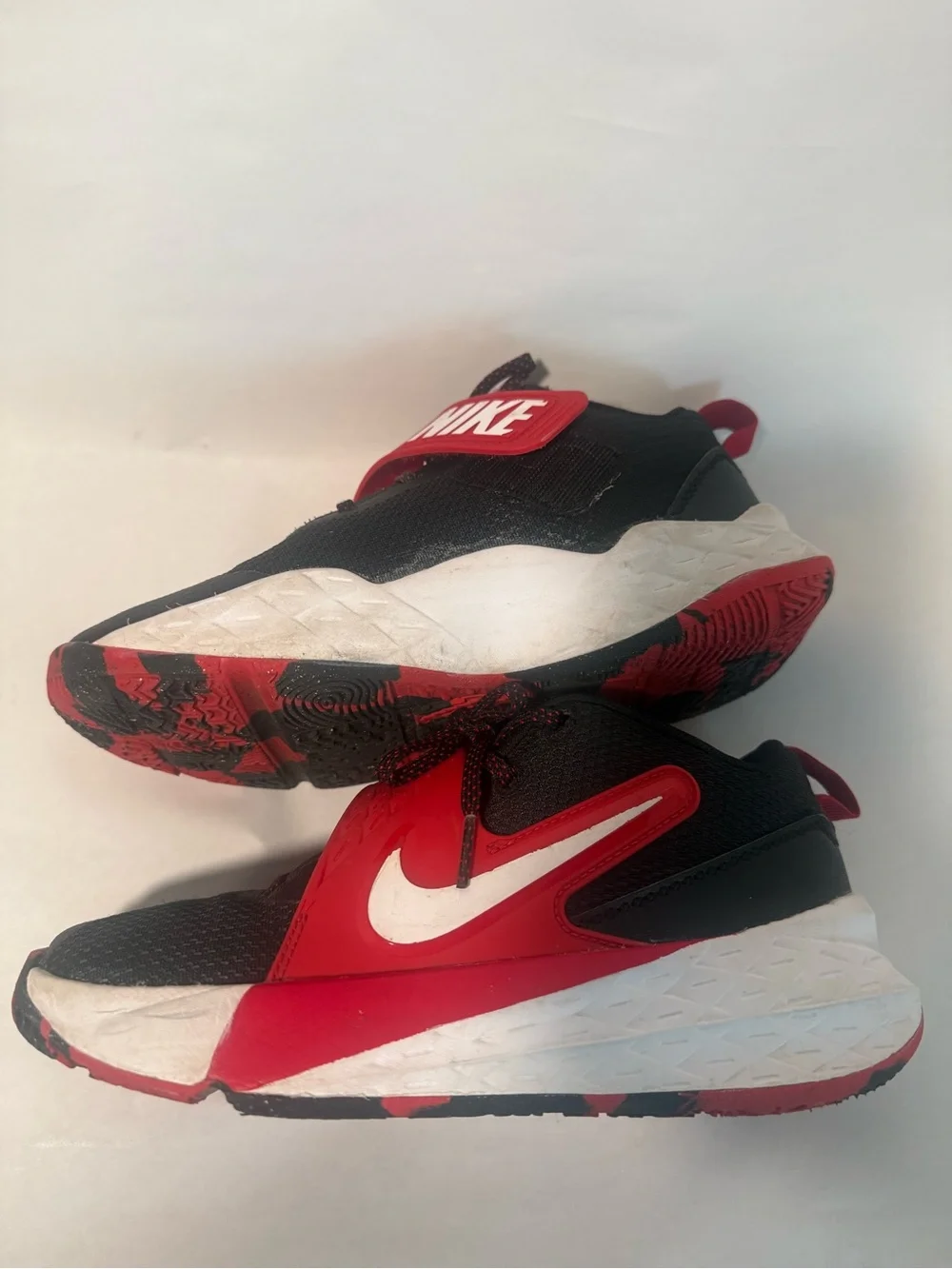 Nike Team Hustle D 12 GS Basketball Shoes Black Red White Kids 3.5Y